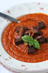 Porgandi-tomatisupp leiva ja peekoniga / Carrot and tomato soup with bacon and bread croutons