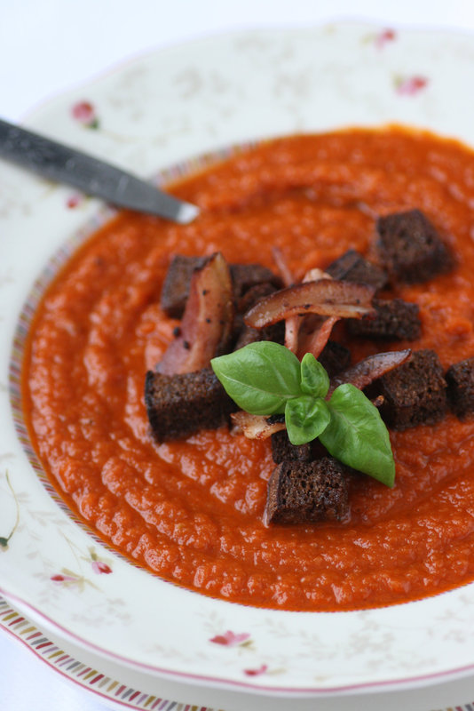 Porgandi-tomatisupp leiva ja peekoniga / Carrot and tomato soup with bacon and bread croutons