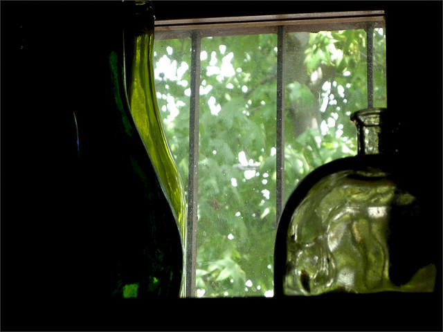 Botella verde en ventana