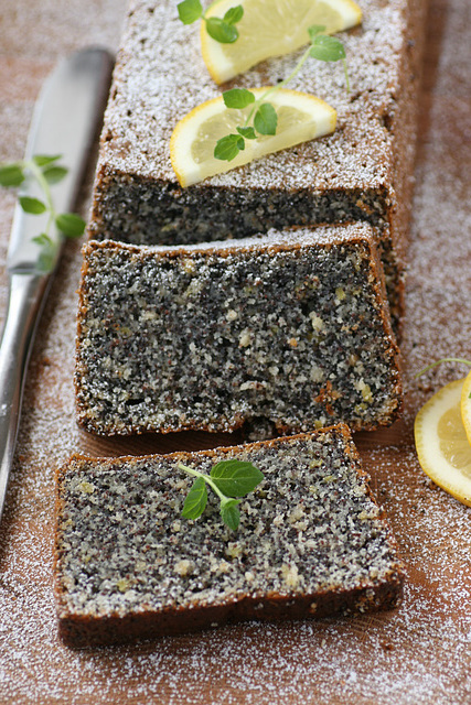 Sidruni-moonikeeks / Lemon and poppyseed loaf cake