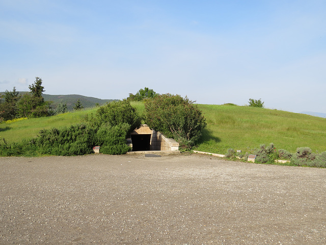 Entrée du tumulus de Philippe II de Macédoine.