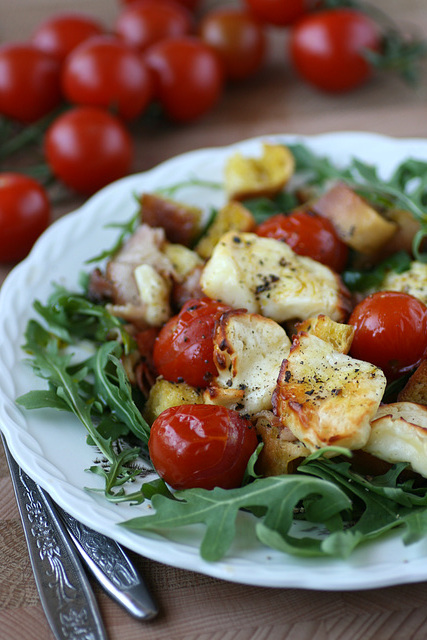 Röstitud tomati, peekoni ja halloumi salat / Roasted tomato, bacon and halloumi salad