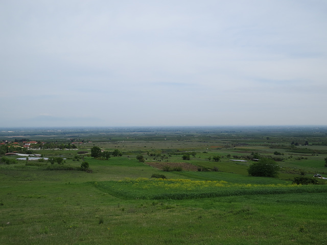 La plaine d'Aigai vue depuis le théâtre.