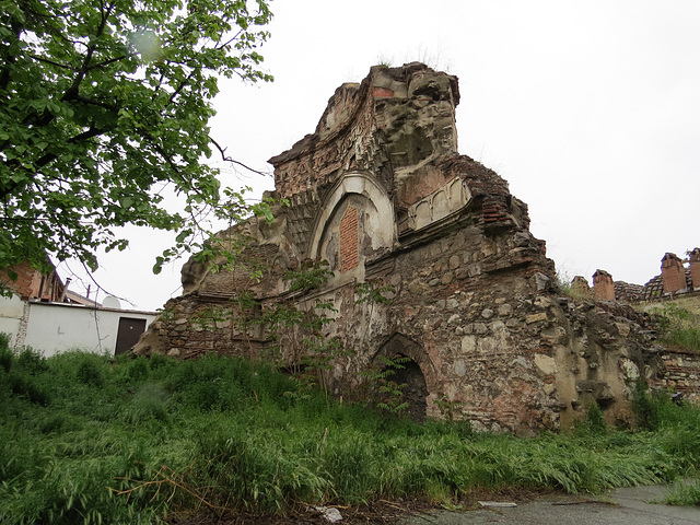 Vestige d'église près du Kurshumli An.