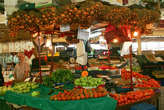 Funchal. Mercado dos Lavradores.  Kreative Stand-Deko und Vorratsraum... ©UdoSm