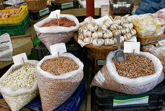 Funchal. Mercado dos Lavradores.  Abteilung Nüsse, Hülsen- und Schalenfrüchte... ©UdoSm