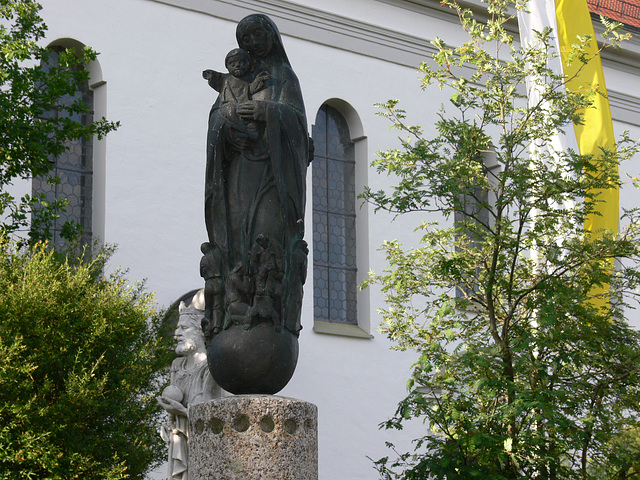 Brunnenfigur - Maria mit Kind