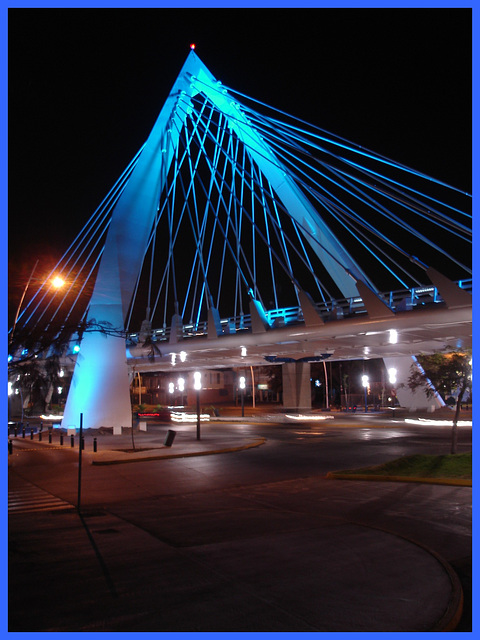 Feu vert sur bleu architectural.