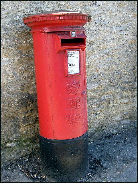 Stadhampton pillar box