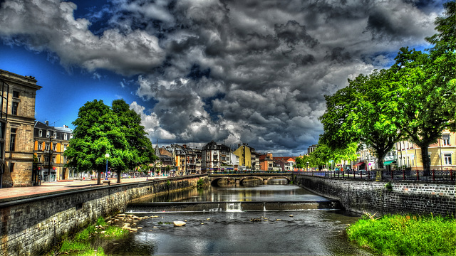 BELFORT: La Savoureuse, le pont Carnot, la place Corbis à gauche.