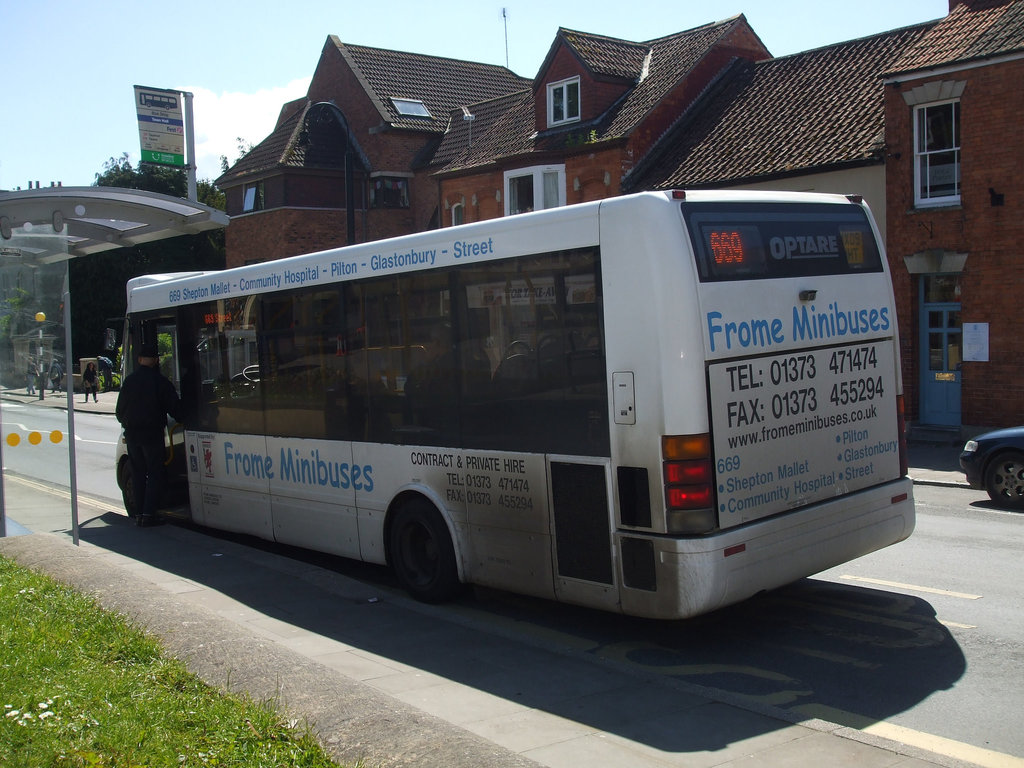 DSCF5032 Frome Minibuses MX09 HHT in Glastonbury - 12 May 2014