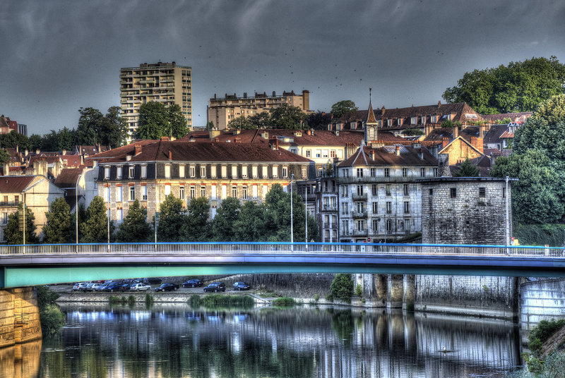 BESANCON: La passerelle, le doubs, la tour de la pelotte.