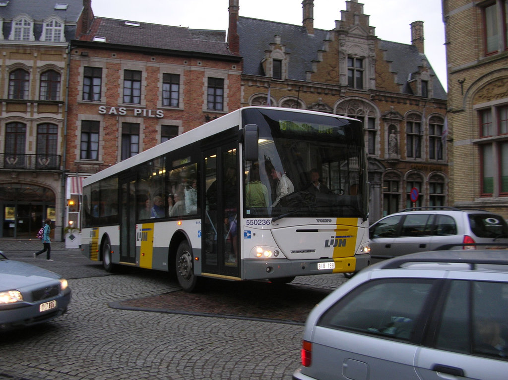 DSCN0995  De Lijn contractor - Deceuninck Autos 550236 (BIB 198) in Ieper - 3 Sep 2007