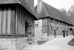 Le Colombier et la ferme du château de Crèvecoeur-en-Auge