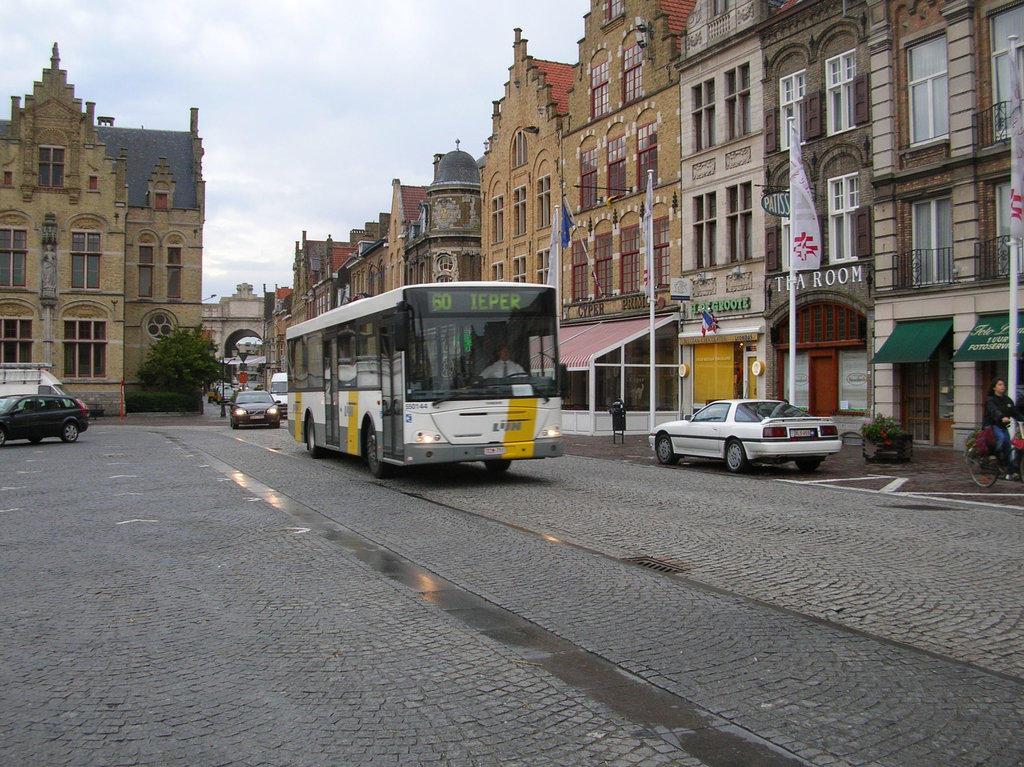 Gruson Autobus (De Lijn contractor) 550144 (TCM 711) in Ieper - 3 Sep 2007 (DSCN1003)