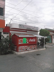 Cocteleria Yanki y Coca-cola.