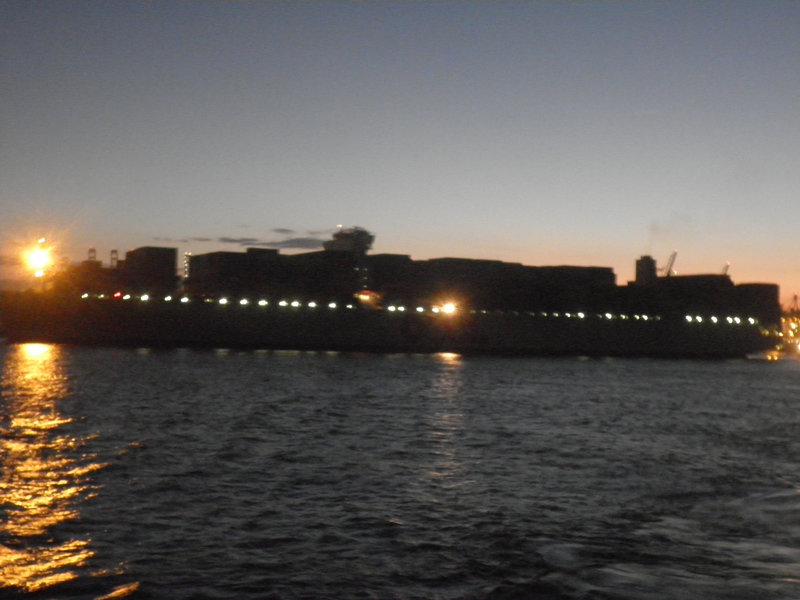 OOCL  Bangkog auf der abendlichen Elbe