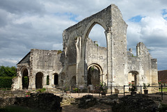 Ruines de l'église du Prieuré de St-Cosme