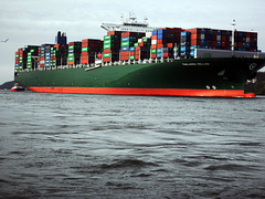Erstankunft des Containerriesen Thalassa Hellas in Hamburg