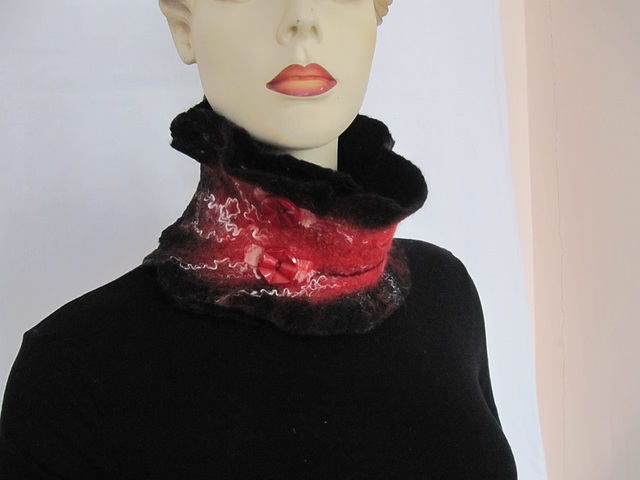 felted collar scarf - red