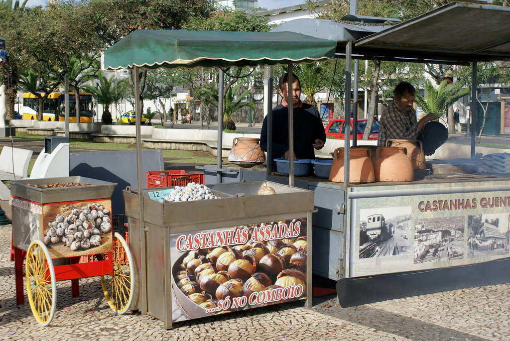 Funchal. Frisch gebratene Kastanien... ©UdoSm