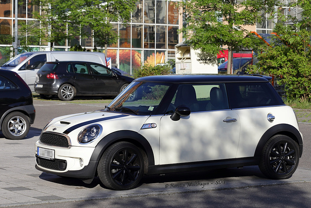 Mini auf dem Parkplatz