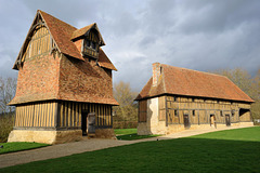 Le Colombier et la Ferme (XVe S.) du Château de Crèvecoeur-en-Auge