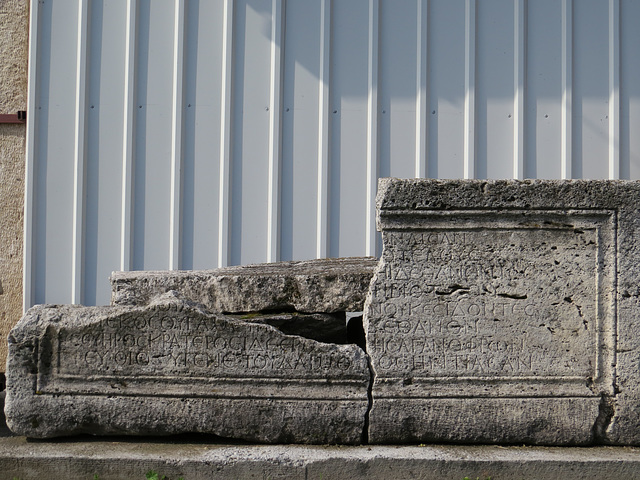 Inscription monumentale en grec.