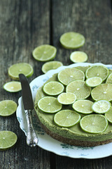 Avokaado-laimikook / Raw avocado and lime cake
