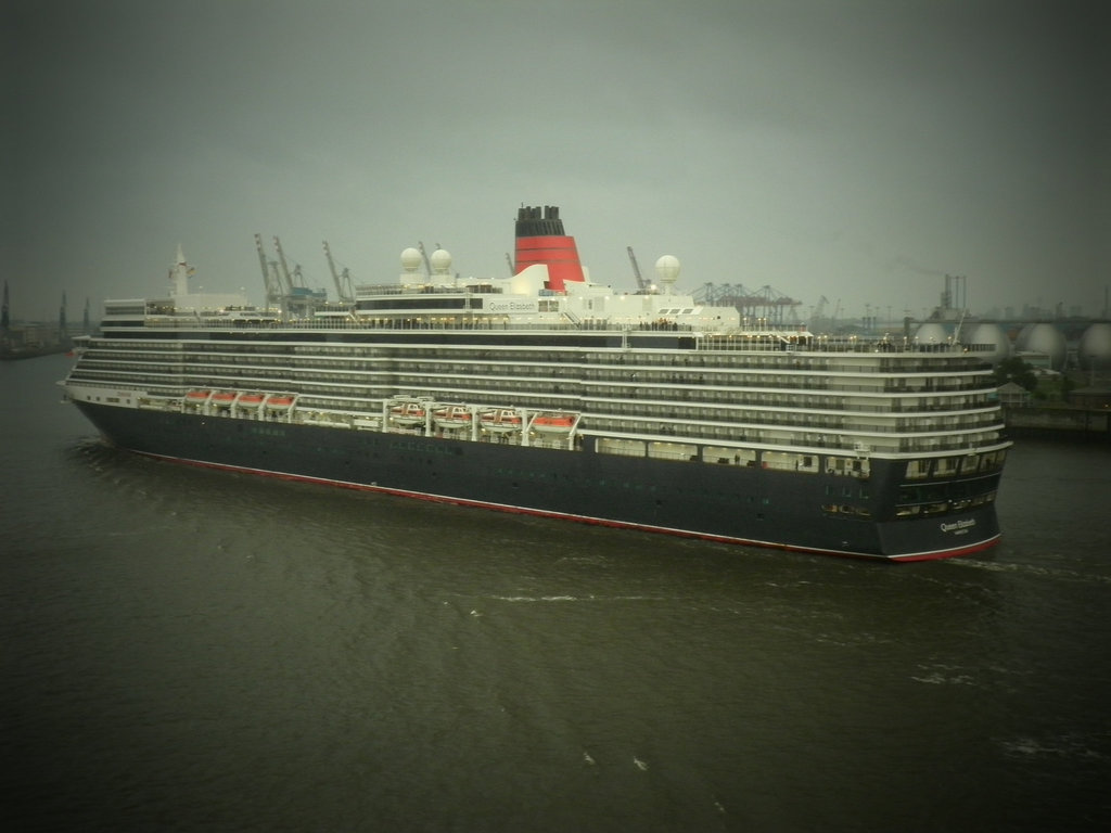 Queen Elizabeth einlaufend Hamburg