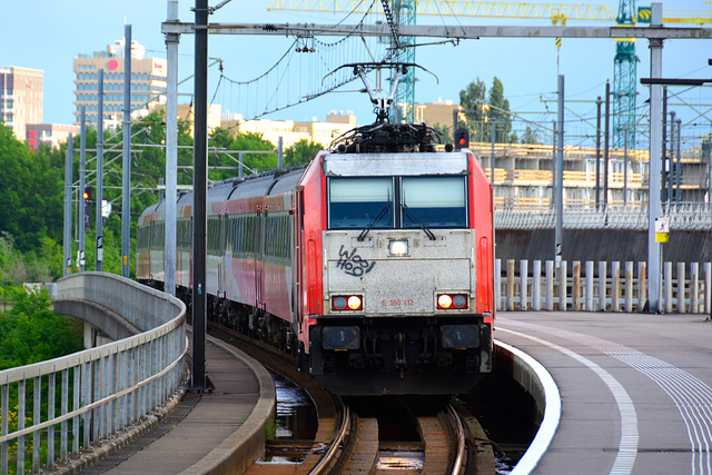 Engine E186112 pulling the Intercity Direct