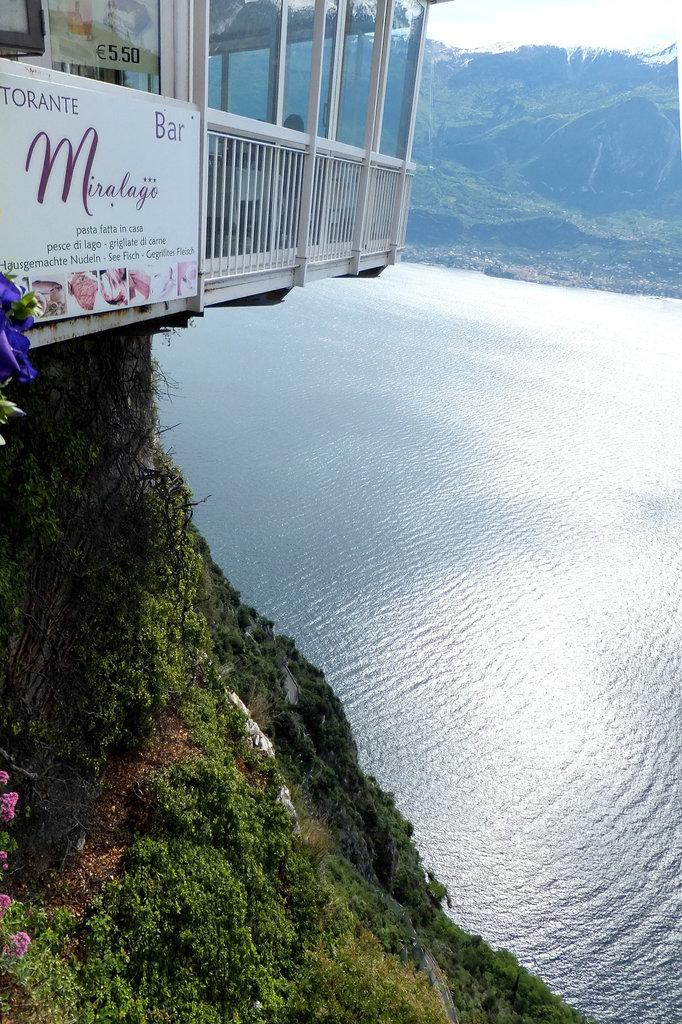 Hotel/Restaurant Miralago in Pieve di Tremosine. Die 'freischwebenden' Gasträume. ©UdoSm