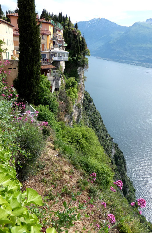 Pieve di Tremosine. Blick von der Kirche zum Ristorante Miralago und der kleinen Terrasse. ©UdoSm