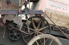 Ancienne machine agricole avec tapis roulant en bois