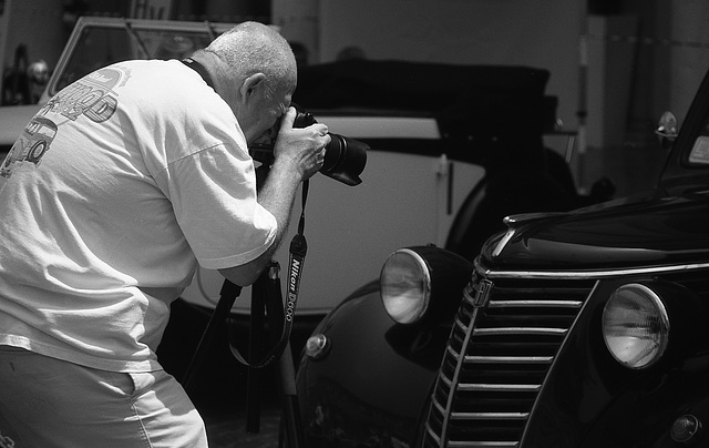 Old car and modern camera (^_−)−☆