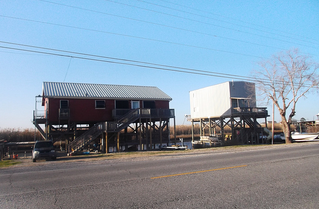 Tilts houses / Maisons sur pilotis.