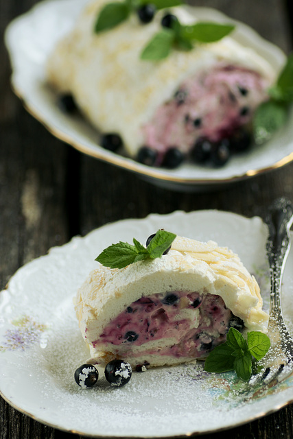 Beseerull mustade sõstardega / Black currant meringue roulade