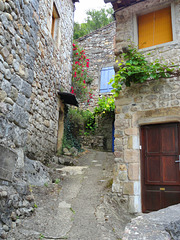 Ruelle du village de Ballazuc