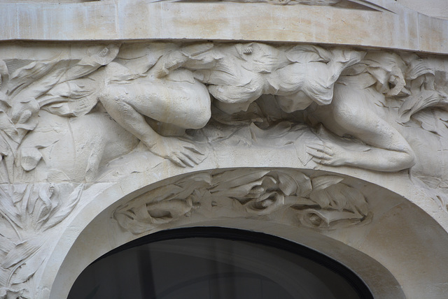 fronton face au musée Marmottan, personnages féminins observant qui entre