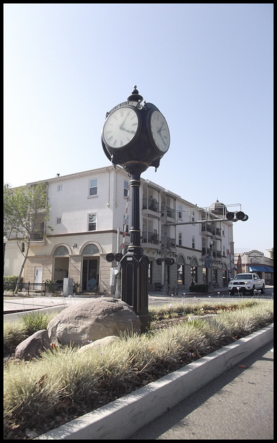 Horloge 4 directions / 4 directions clock.