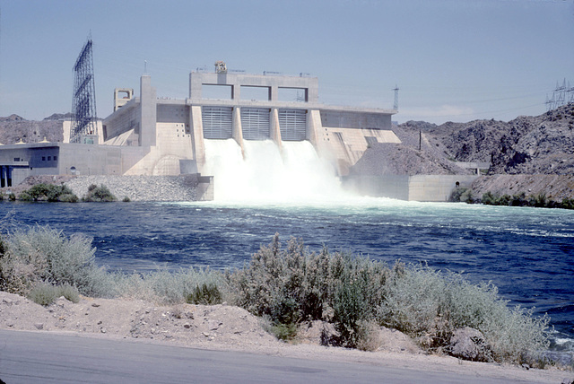 08-Davis_Dam_spillways_ig_adj