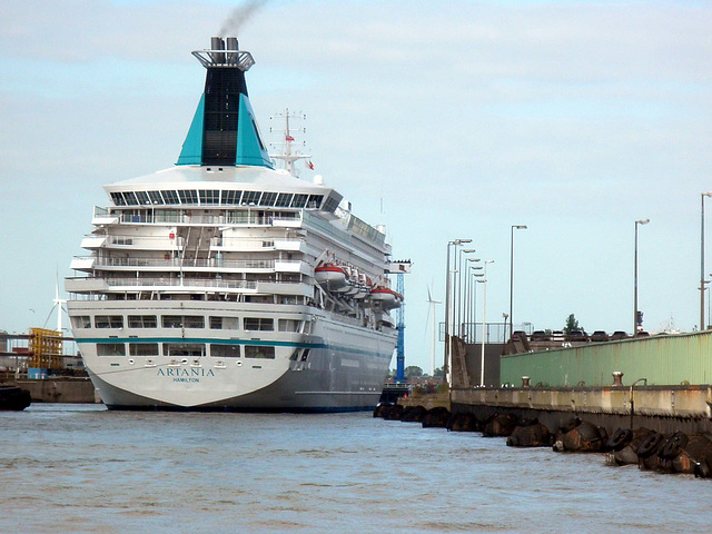 Kreuzfahrtschiff  ARTANIA bei Schleusung in Bremerhaven