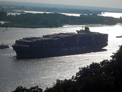 Containerschiff  CSCL  America auf der Elbe vor Blankenese