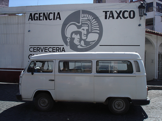 Agencia Taxco VW van.