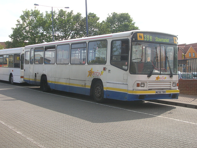 DSCN5653 Burtons Coaches M232 TBV