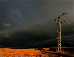 Stoppelfeld unter Strom