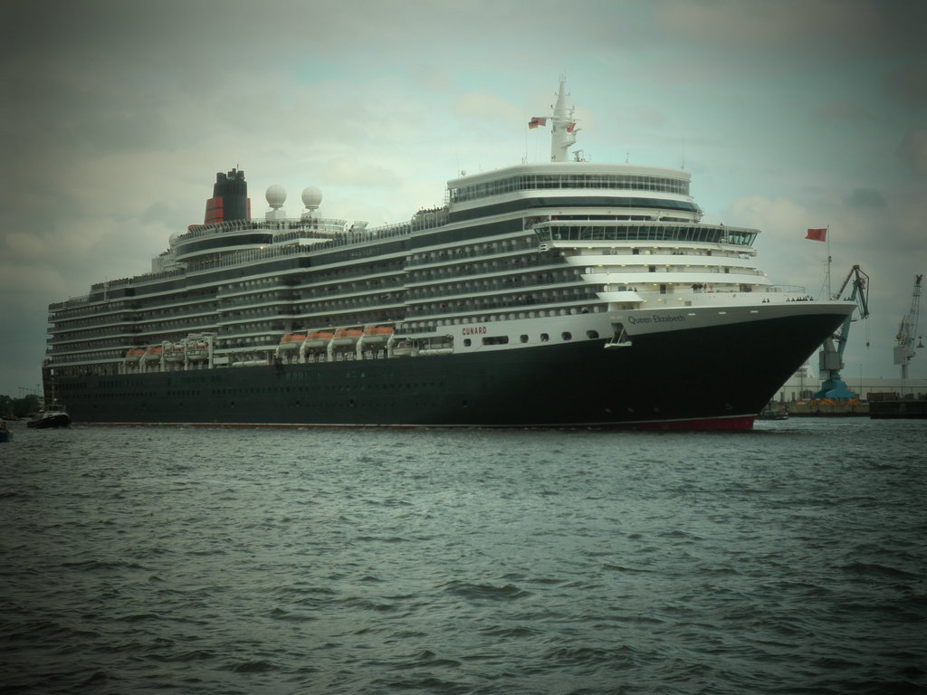 Queen Elizabeth vor der Auslaufparade zum Hfgb.