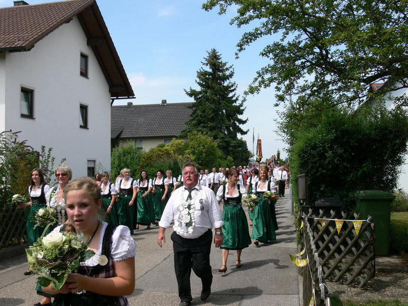 Festzug durchs Dorf