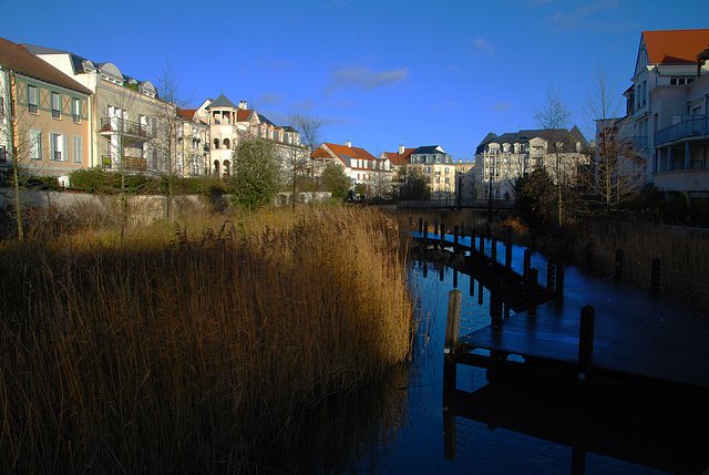 Longue de 1 km , la rivière artificielle entourée d'une architecture douce au Plessis-Robinson , ma ville