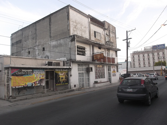 Zone hôtelière / Downtown lodging area.